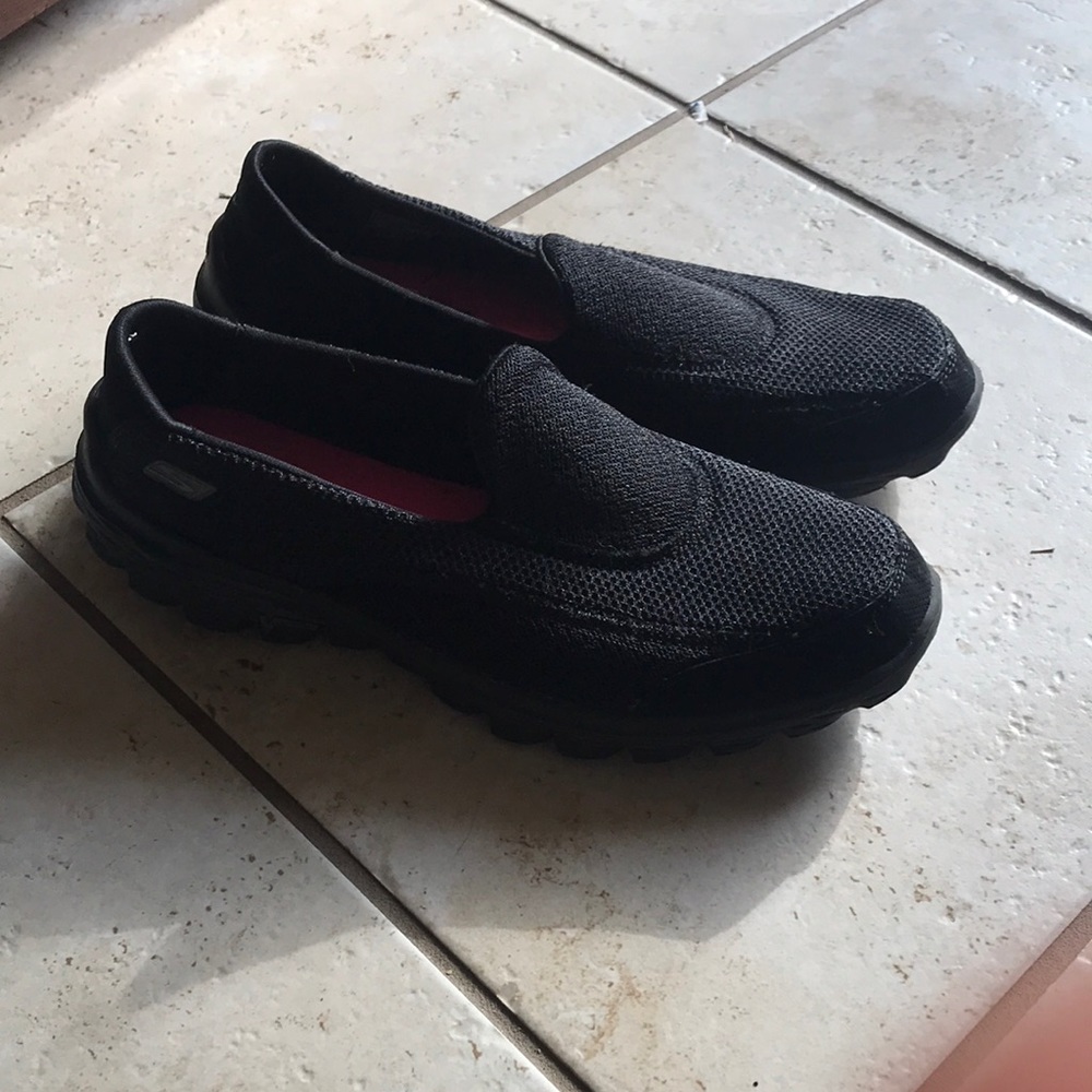 Black Skechers go walk 2 shoes
